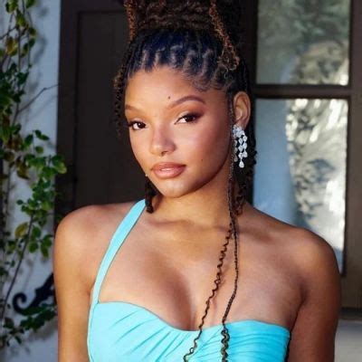 Halle Bailey Bio Age Weight Parents Height Nationality Instagram