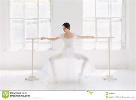 Le Jeune Et La Ballerine Incroyablement Belle Est Posant Et Dansant