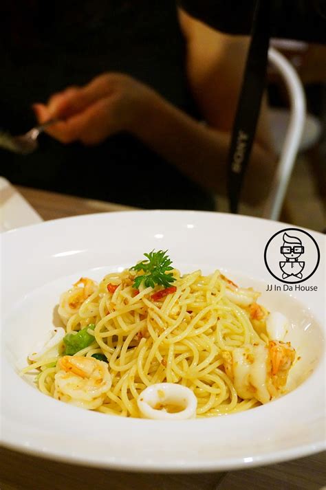 Špageti aglio e olio, ali špageti s česnom in oljem, so edinstvena italijanska jed. Resepi Spaghetti Aglio Olio Noxxa - Recipes Pad a