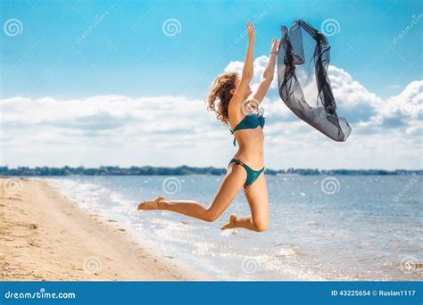 Springend Gelukkig Meisje Op Het Strand Pas Sportief Gezond Sexy