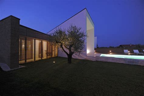 Romano Adolinis Double House Features Two Rectilinear Volumes