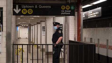 Man Shot And Killed On Subway In Manhattan The New York Times
