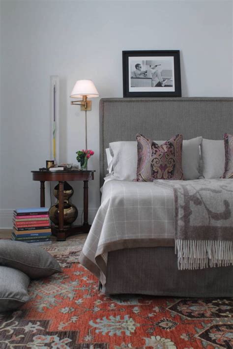 Yet another bedroom with the same tones, beautifully tufted with a charming brass side table and suspension lamp, plus a seagull pattern rug. 7 Simple Bedroom Decor Ideas