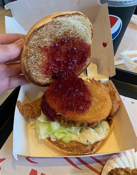 Die burger und wraps bei kfc im märz und april 2021 helfen ihnen, satt zu werden. FOODSTUFF FINDS: Festive Burger Boxmeal (KFC) By @Cinabar