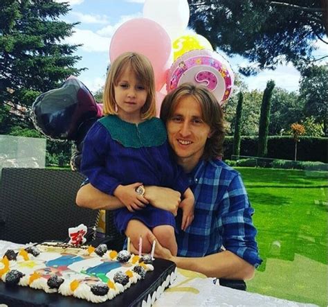 Luka modric of croatia and real madrid kiss the trophy with his wife vanja bosnic and their children ivano and ema after winning the 2018 ballon d'or. Luka Modrić s kćeri oborio rekord na Instagramu - tportal