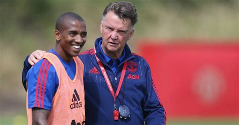 Còn martial vẫn hoạt động chủ yếu ở biên trái. Van Gaal explains decision to play Young up front ...