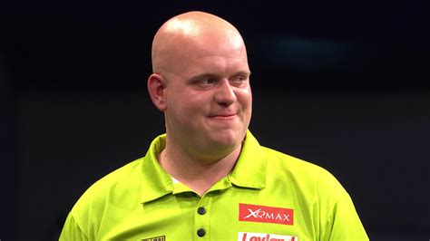 Van gerwen staat een stuk minder lang aan de top, maar is van barneveld inmiddels voorbij qua verdiensten. Michael van Gerwen defeats Phil Taylor at Premier League ...