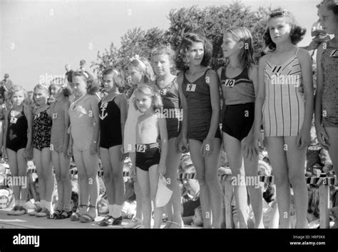Junior Entries July 4th Beauty Contest 1940 Stock Photo Alamy