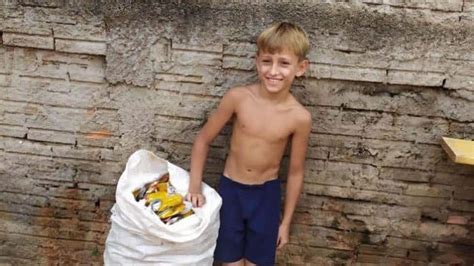 Menino De 10 Anos Recolhe Latinhas Para Comprar Material Escolar Para Ele E Os Irmãos