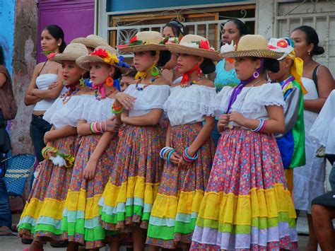 Traje Caribeño Típico Girls Ready To Start Venezuelas Tra Flickr