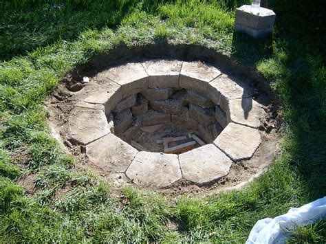 Pound a rebar stake into the ground at the centre of the firepit, then mark the circumference of the circle. landscape blocks - lower levels have the "front" sides to the inside | In ground fire pit, Fire ...