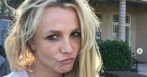 Please Welcome Britney Spears Into The No Makeup Monday Club Huffpost