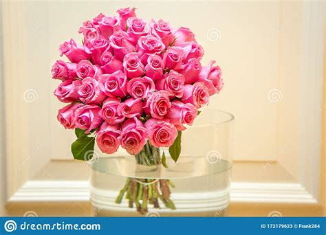 Large Bouquet Of Two Dozen Pink Roses In Large Glass Vase Stock Image