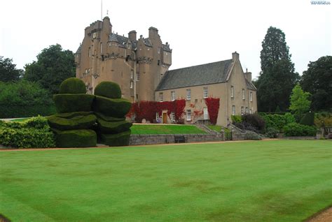 Zwiedzanie zamku edynburskiego, symbolu szkocji, jednego z najstarszych i największych zamków w wielkiej brytanii. Zamek, Crathes, Szkocja, Trawnik