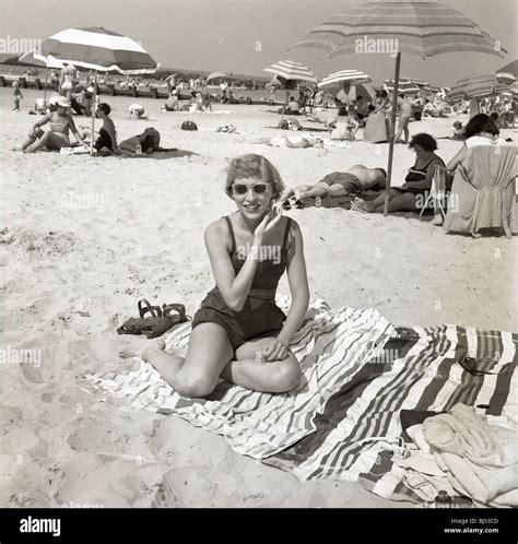 Modebewusste Frau Am Strand In Den 1950er Jahren Lächelnd Glücklich Sonne Mode Sonnenschirme