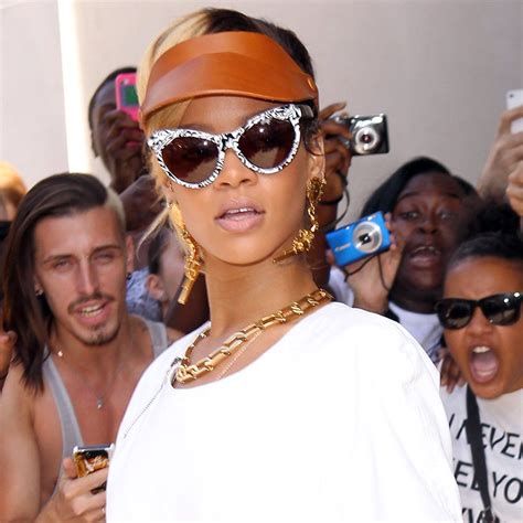 Rihanna Wearing Cateye Sunglasses Trending Sunglasses Rihanna