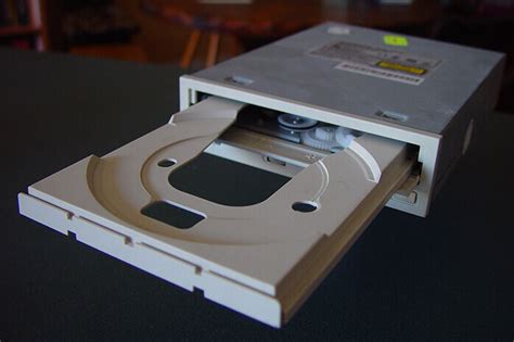 Ini adalah era penyimpanan media yang berat, dan dvd membantu orang merekam dan mendownload file medianya dengan mudah. Pengertian dan Perbedaan CD-ROM, CD-R dan CD-RW - Teknisit.com