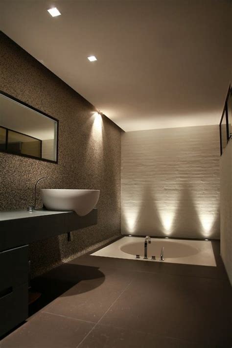 Insbesondere in kleinen badezimmern kann es attraktiv sein, eine beleuchtung zu wählen, die keinen zusätzlichen raum einnimmt. Modernes Badezimmer - Ideen zur Inspiration - 140 Fotos ...