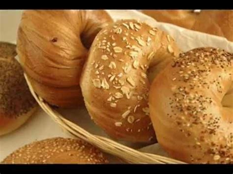 Roti yang dinikmati dengan cara menyobeknya, lantas membuat roti ini dinamakan dengan roti sobek. Resep dan Cara Membuat Roti Bagel yang Empuk dan Enak - YouTube | Roti bagel, Resep, Sarapan