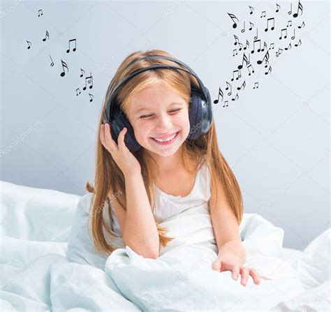 Niña Bonita Escuchando Música — Foto De Stock © Tan4ikk 32212637