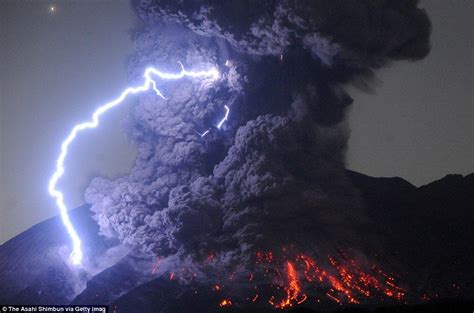 Watch The Amazing Volcano Erupt With A Lighting Storm In Japan