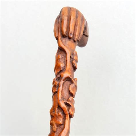 Canne Art populaire en buis sculpté d'une main