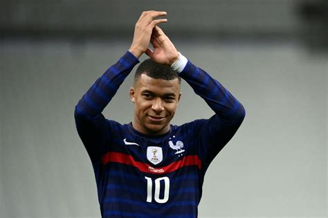 The french forward had another fantastic season and helped psg to finally qualify. Kylian Mbappe chooses between Messi and Ronaldo, find out ...
