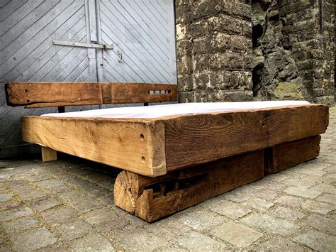 Massivholzbetten aus altholz haben einen ganz besonderen charme und sind der blickfang in jedem schlafzimmer. Bett aus alten Eichebalken - Sinnesmagnet
