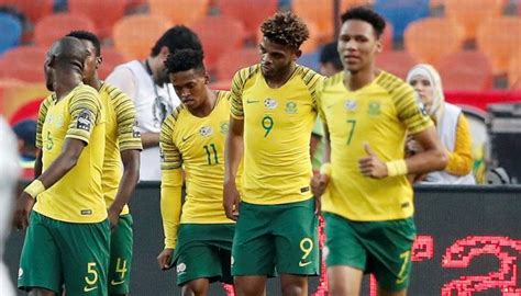 بينما لم تكن تونس مقنعة اطلاقا في دور وقع منتخب الجزائر في المجموعة الثالثة مع السنغال وتنزانيا وكينيا، وفاز في أولى مبارياته على كينيا ليقول محاربو الصحراء نحن هنا. نجم جنوب أفريقيا الشاب يتمنى تتويج منتخب مصر بكأس الأمم