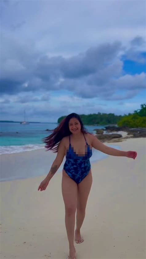 10 portraits of rahma azhari wearing bikini during vacation in indonesia praised by netizens