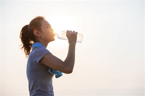 Premium Photo Asian Young Woman Drinking Water After Jogging Sun Set