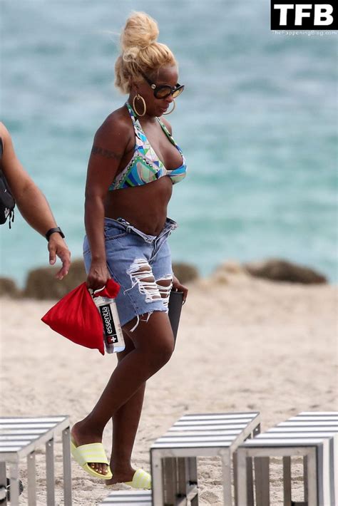 Mary J Blige Relaxes In A Bikini On The Beach In Miami Photos
