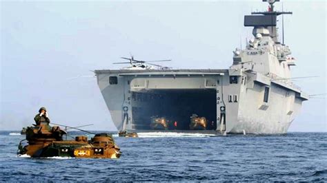 Many boats have their engines at the stern, while others use that location for seating or storage. Amphibious ships - MacGregor.com