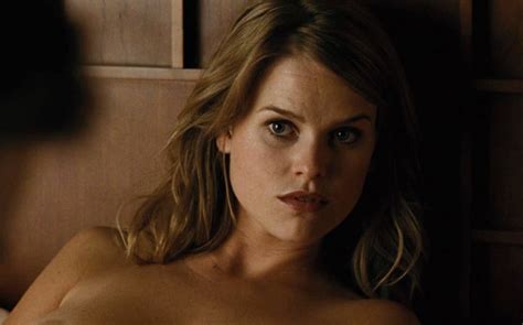 Tr Da Muni Ie Bulevard Alice Eve Crossing Over A Incuraja Bani Voi