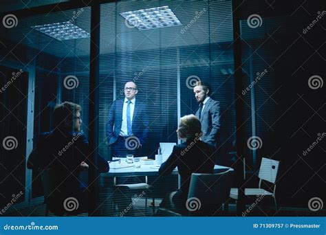 Менеджеры на работе стоковое изображение изображение насчитывающей офис 71309757
