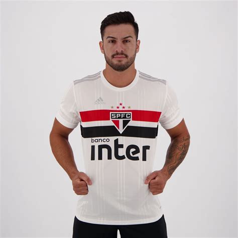 Daniel alves da silva dit dani alves, également appelé daniel au brésil, né le 6 mai 1983 à juazeiro, ville du nord de l'état de bahia au brésil, est un footballeur international brésilien (dont il est capitaine provisoirement) évoluant comme arrière droit au são paulo fc. Camisa Adidas São Paulo I 2020 10 Daniel Alves - FutFanatics