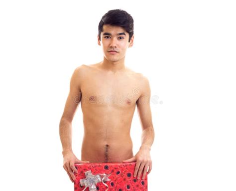Hombre Joven Desnudo Que Lleva A Cabo El Presente Imagen De Archivo