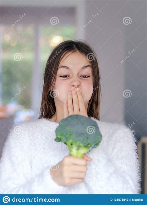 Preteen Vrij Meisje Die Ruwe Broccoli Met Afschuw Bekijken Die Haar