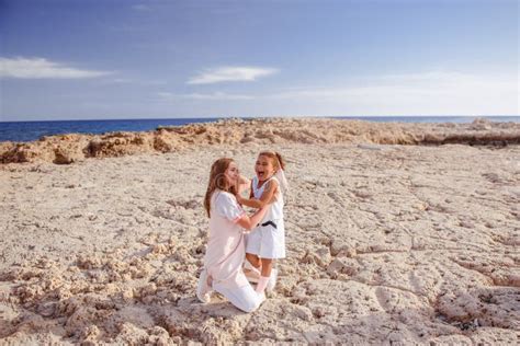 Mère Et Fille Jouant Sur La Plage Au Temps De Coucher Du Soleil Photo stock Image du loisirs