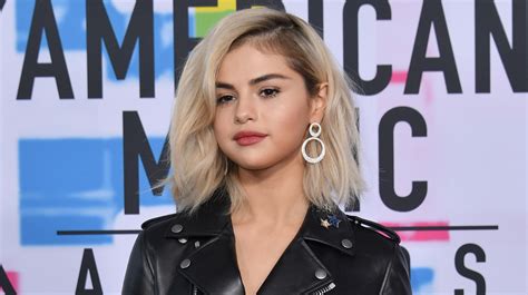 Selena Gomezs Platinum Blonde Hair Transformation Took Nine Hours To Complete Selena Gomez