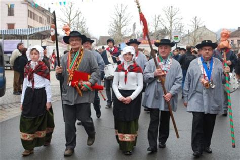 La foire aux andouilles une tradition moyenâgeuse dans les Vosges