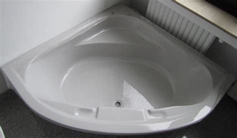 Eckbadewanne preise vergleichen und günstig kaufen bei idealo.at 225 produkte große auswahl an marken bewertungen. Ideal Standard Eckbadewanne 140 X 140 - Ideal Standard 140 cm Eckbadewanne Farbe weiss Viega ...