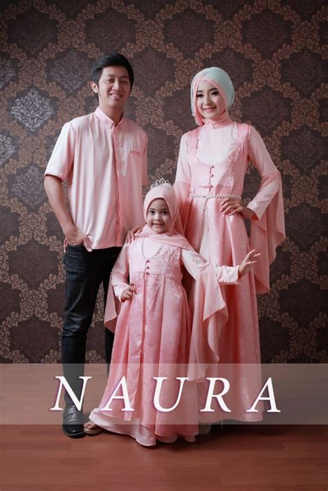 Model baju muslim couple untuk pasangan suami istri kini juga semakin modis dan trendy. Pin by Gamis Pesta on Sarimbit Pesta Keluarga | Pinterest ...