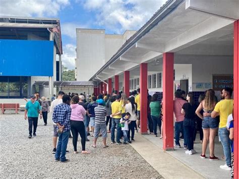 Santinhos No Chão E Longas Filas Em Joinville Marcam Manhã De Votação Nas Eleições 2022 Nsc Total