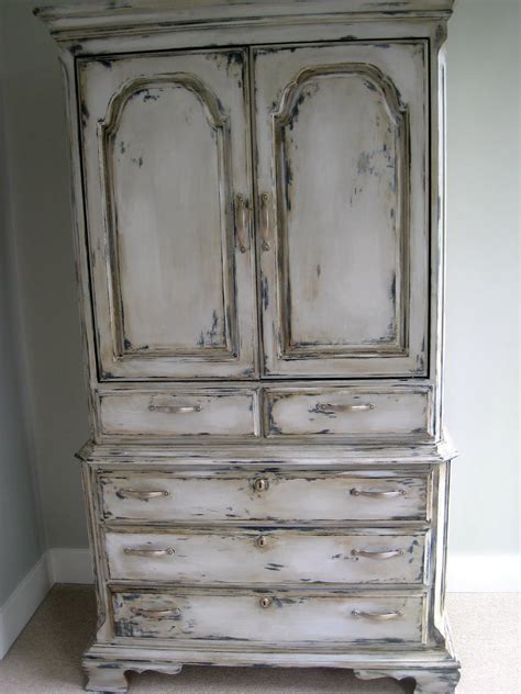 Yes, you can apply chalk paint using a roller. How to Annie Sloan Chalk Paint - The Lilypad Cottage