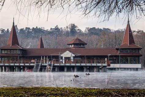 Foto Blizu Se Nahaja Toplo Jezero V Katerem Se Lahko Kopate Tudi