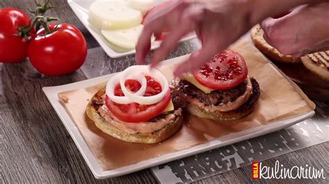 Vyberte si recept na domácí hamburger a připravte si chutný a výjimečný domácí hamburger pokrm, lahůdku nebo nápoj. Domáci hamburger s ochutenou majonézou | BILLA Kulinarium | - YouTube