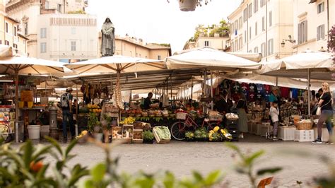 Shopping A Roma Il Folkloristico Mercato Di Campo De Fiori