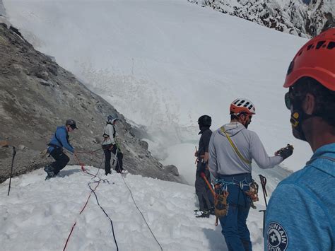 Climber Falls To Death On Busy Mount Hood The Columbian
