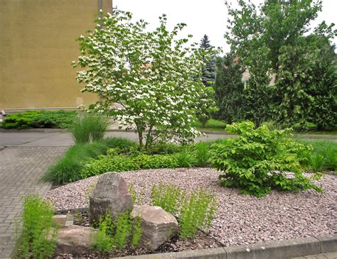 Willkommen bei peter holzer gartenbau wir helfen ihnen, ihren garten, ihre außenanlage oder ihr ganz persönliches projekt nach ihren vorstellungen und wünschen zu gestalten oder passend zu jeder jahreszeit zu pflegen. Aussenanlage der Stadtwerke in Lübz | Vogel Garten- und ...
